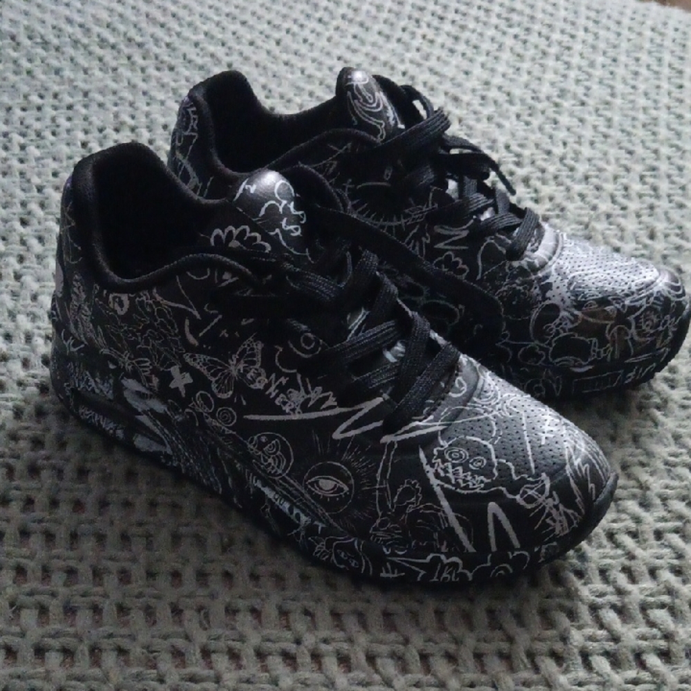 Stylish Black Graphic Women's Sneakers